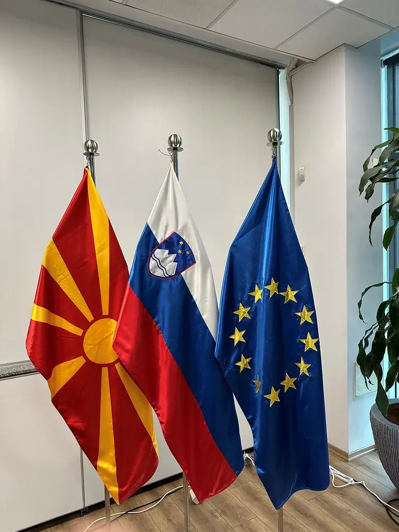 Makedonska, slovenska in zastava EU druga ob drugi.