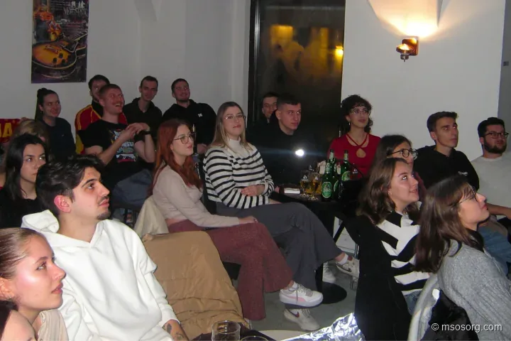 Navijači, zbrani na mariborski bazi, skupaj navijajo za Makedonijo.